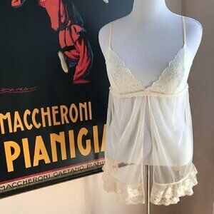 VICTORIA’S Secret: Very Sexy Cream Lace Chemise